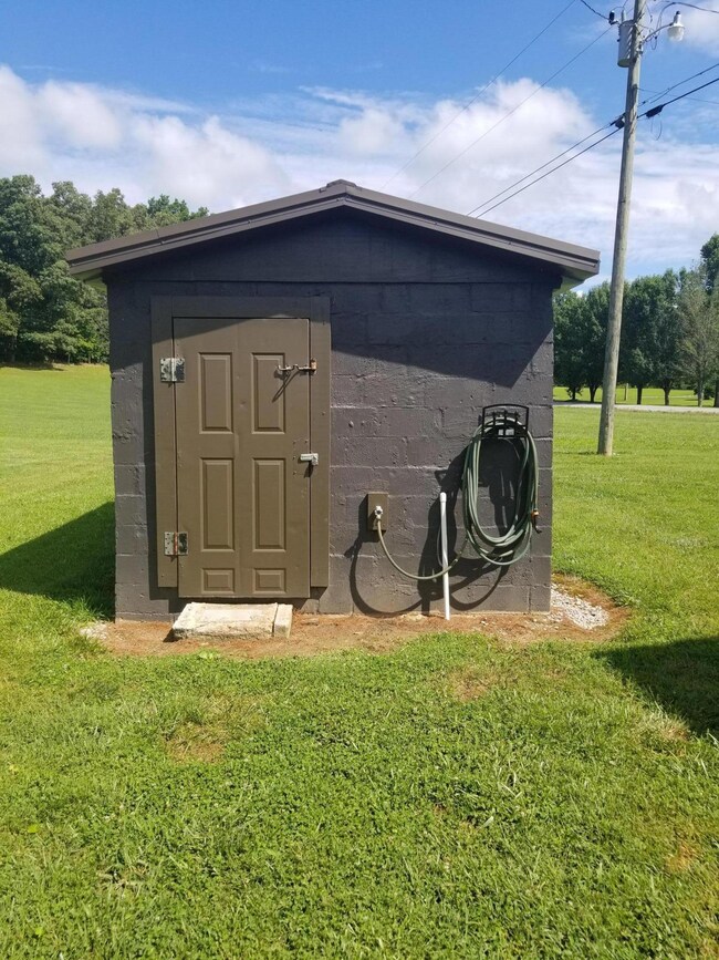 322 Dixon Rd, Crossville, TN 38571 - photo 5