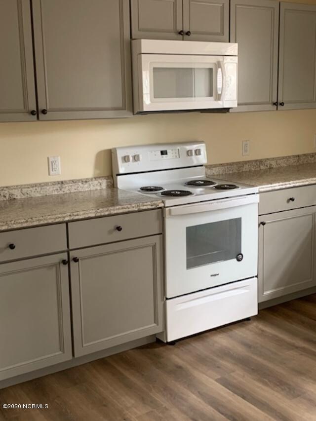 Cedar- kitchen oven and mircrowave