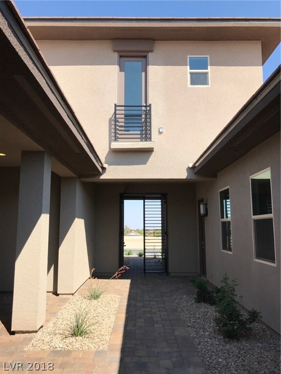 Front Door View Courtyard Loft