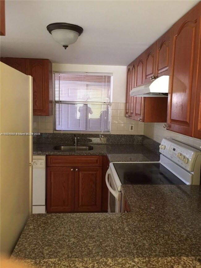 1054 W 44th Terrace unit 50, Hialeah, FL 33012 - photo 4