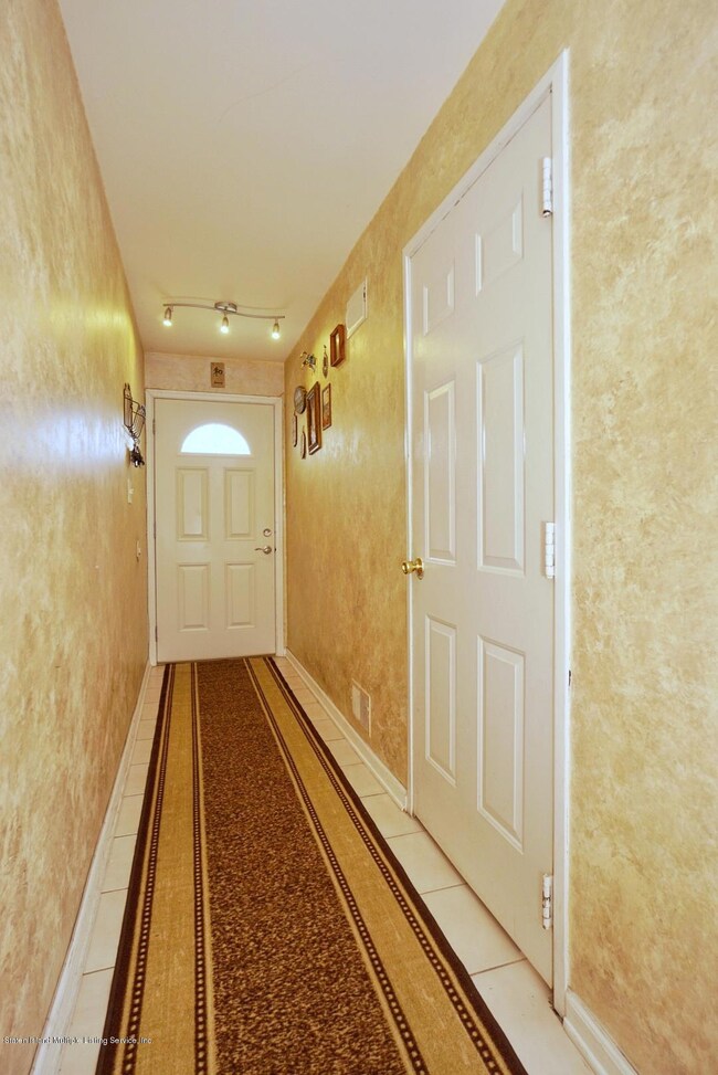 31 Woodcutters Ln, Staten Island, NY 10306 - photo 3