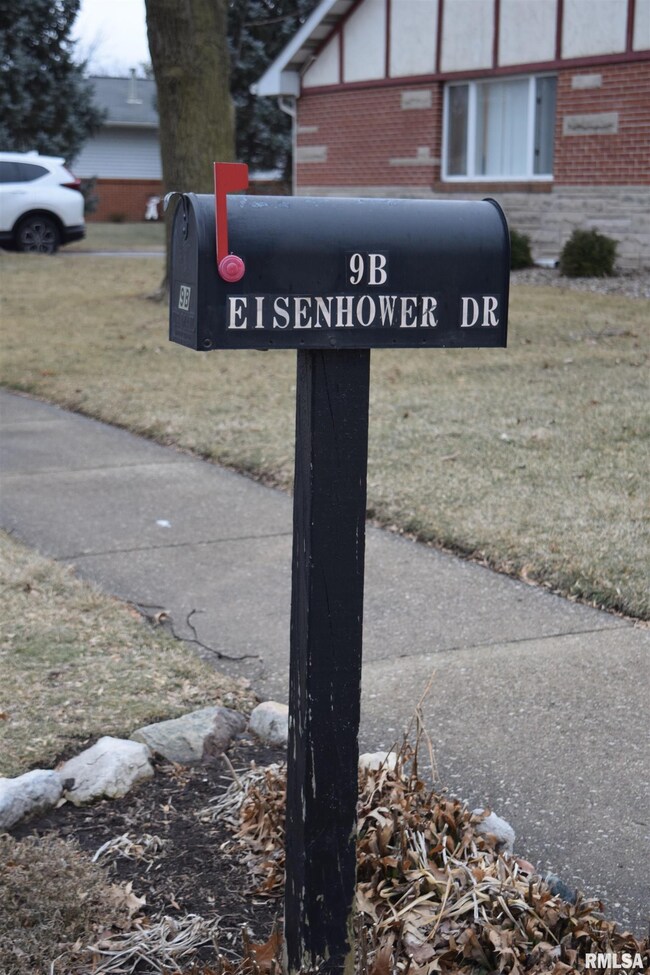 9 Eisenhower Dr, Jacksonville, IL 62650 - photo 2