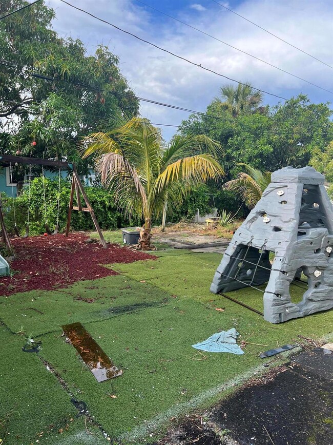 821 42nd St, West Palm Beach, FL 33407 - photo 2