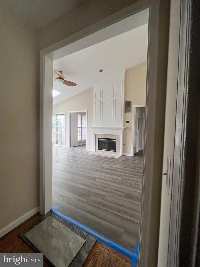 8203 Crossbrook Ct unit 301, Lorton, VA 22079 - photo 7