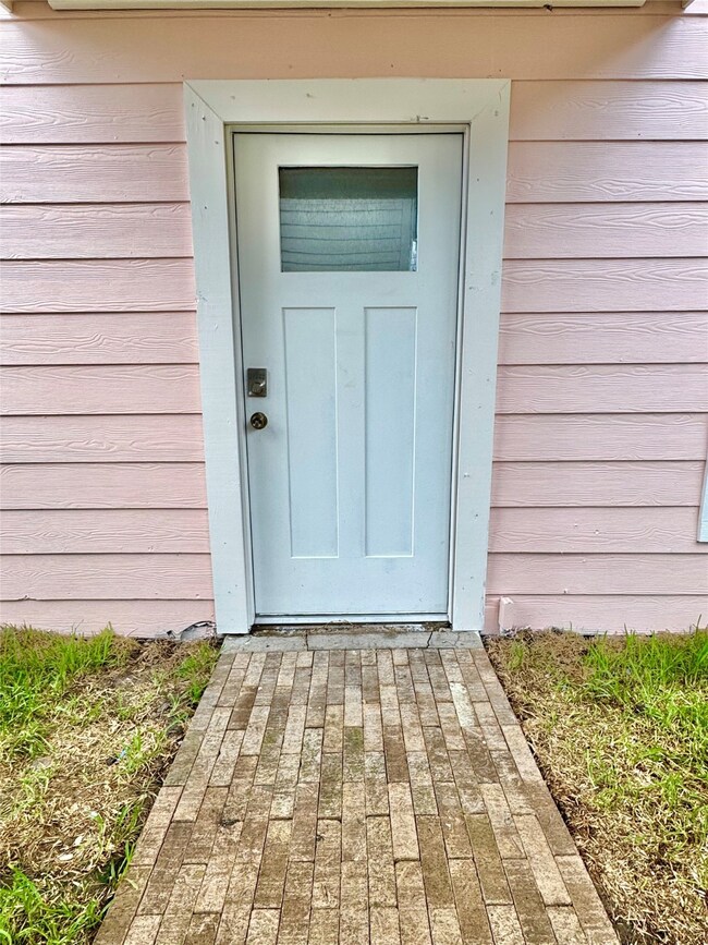 IT HAS IT OWN PRIVATE ENTRANCE TO THE PROPERTY.