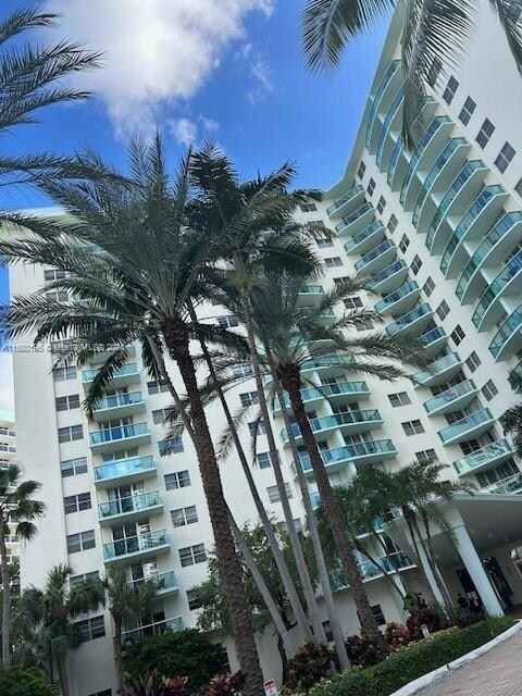 The Tides unit 2D, Hollywood, FL 33019 - photo 3