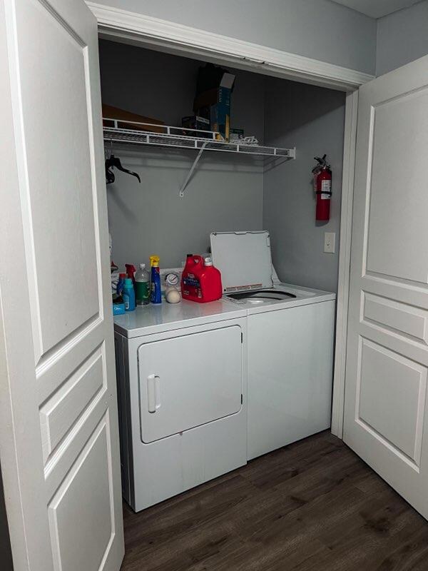 Laundry room with washer and clothes dryer and da