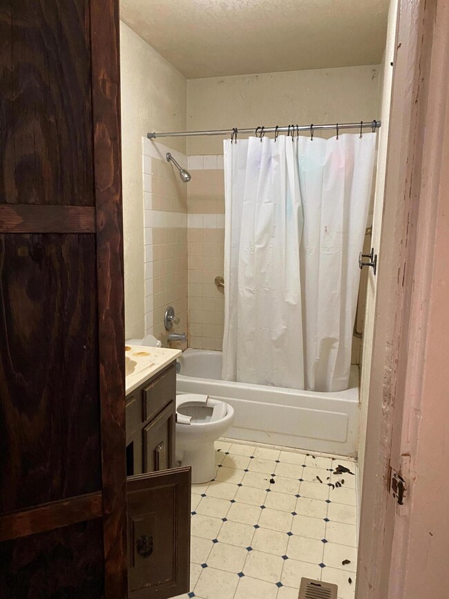 248 S Broad St, Klamath Falls, OR 97601 - photo 4