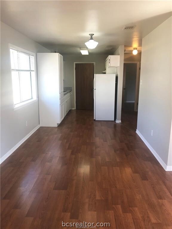 803 Autumn Cir unit C, College Station, TX 77840 - photo 2