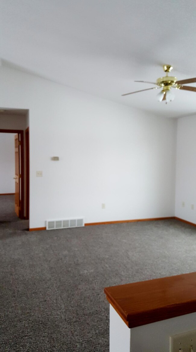 Living Room (UL) 14'9x14'6