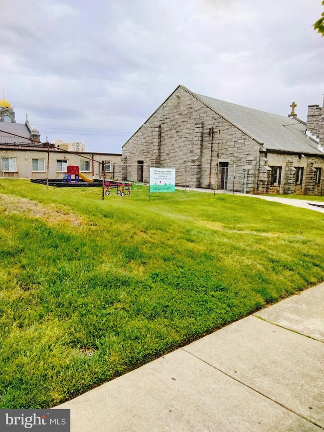 605 Lyndhurst St, Baltimore, MD 21229 - photo 5