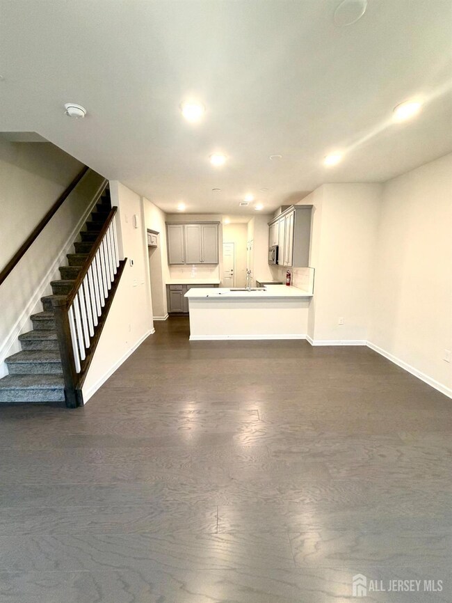 808 Sadie Cir, New Brunswick, NJ 08901 - photo 2