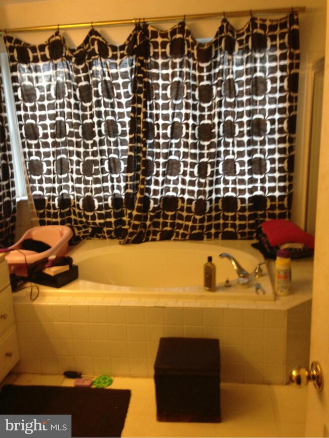 5712 Silk Tree Dr, Riverdale, MD 20737 - photo 5