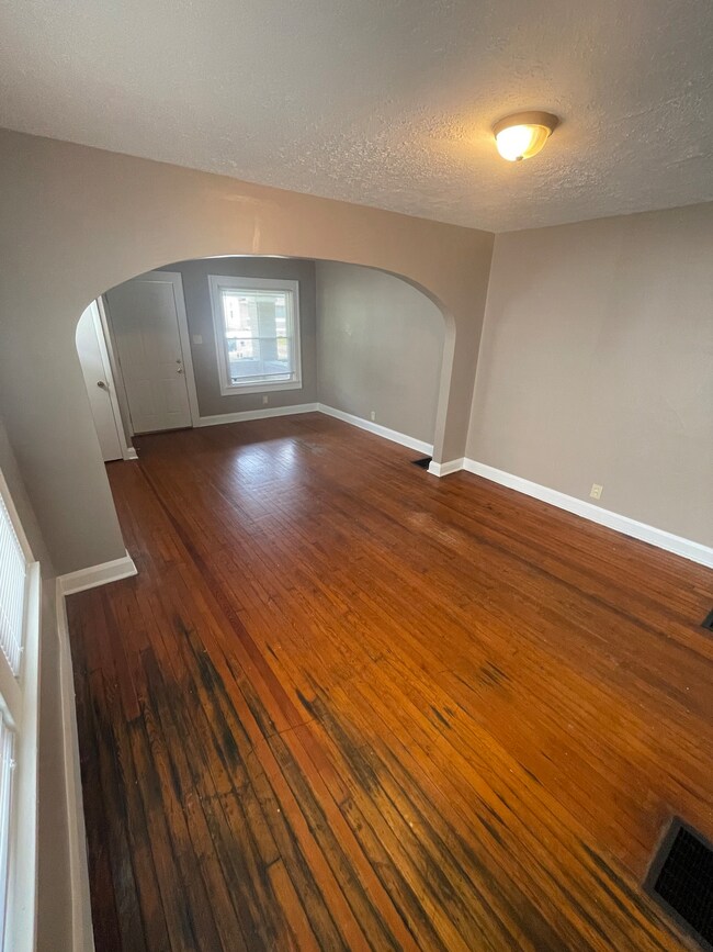 896 N Gladstone Ave, Indianapolis, IN 46201 - photo 4