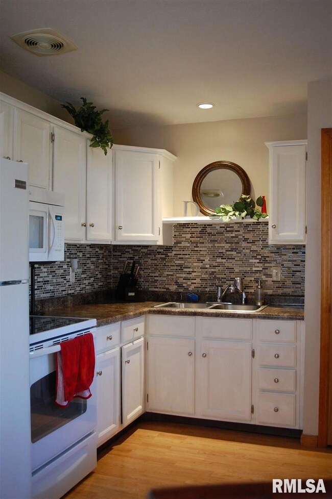 2340 W 59th St, Davenport, IA 52806 - photo 5