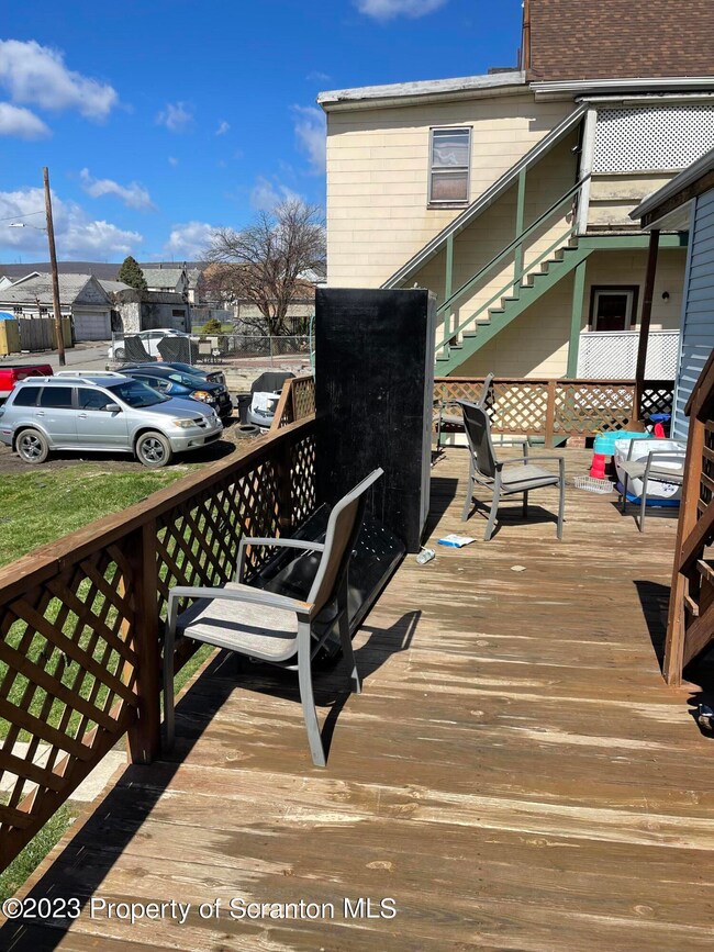 1531-1533 Washburn St, Scranton, PA 18504 - photo 2