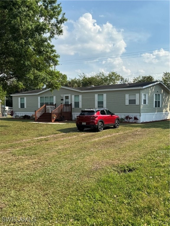 Manufactured / mobile home featuring a front lawn