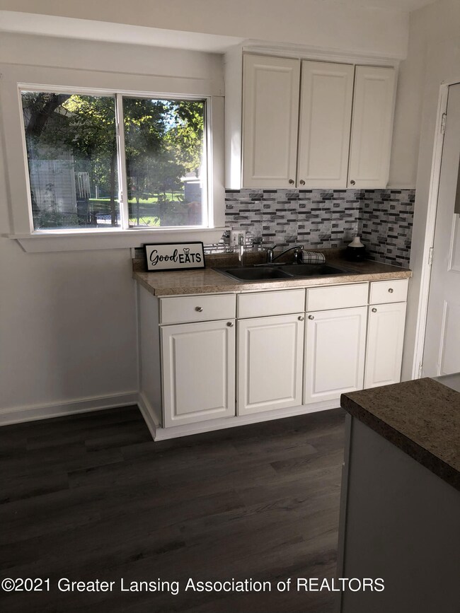 1130 Kingsley Ct, Lansing, MI 48915 - photo 5