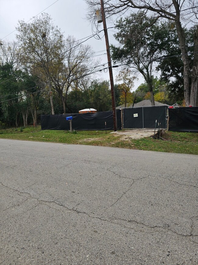 8313 Venus St, Houston, TX 77088 - photo 7