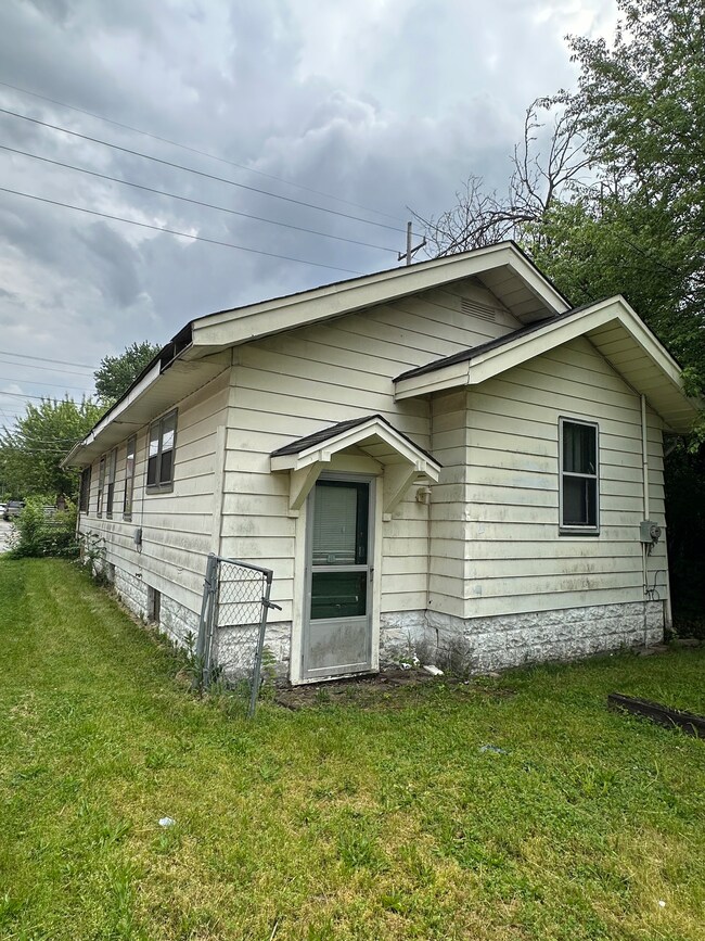 814 E 27th St, Anderson, IN 46016 - photo 3
