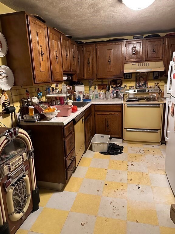 33 Lodgen Ct unit 3E, Malden, MA 02148 - photo 4