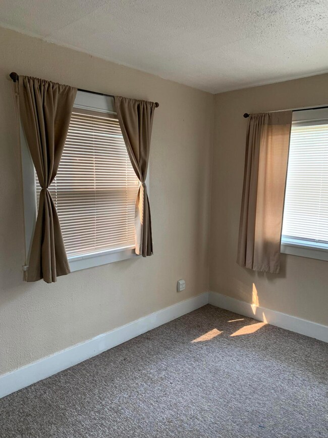 1826 Oregon Ave, Klamath Falls, OR 97601 - photo 4