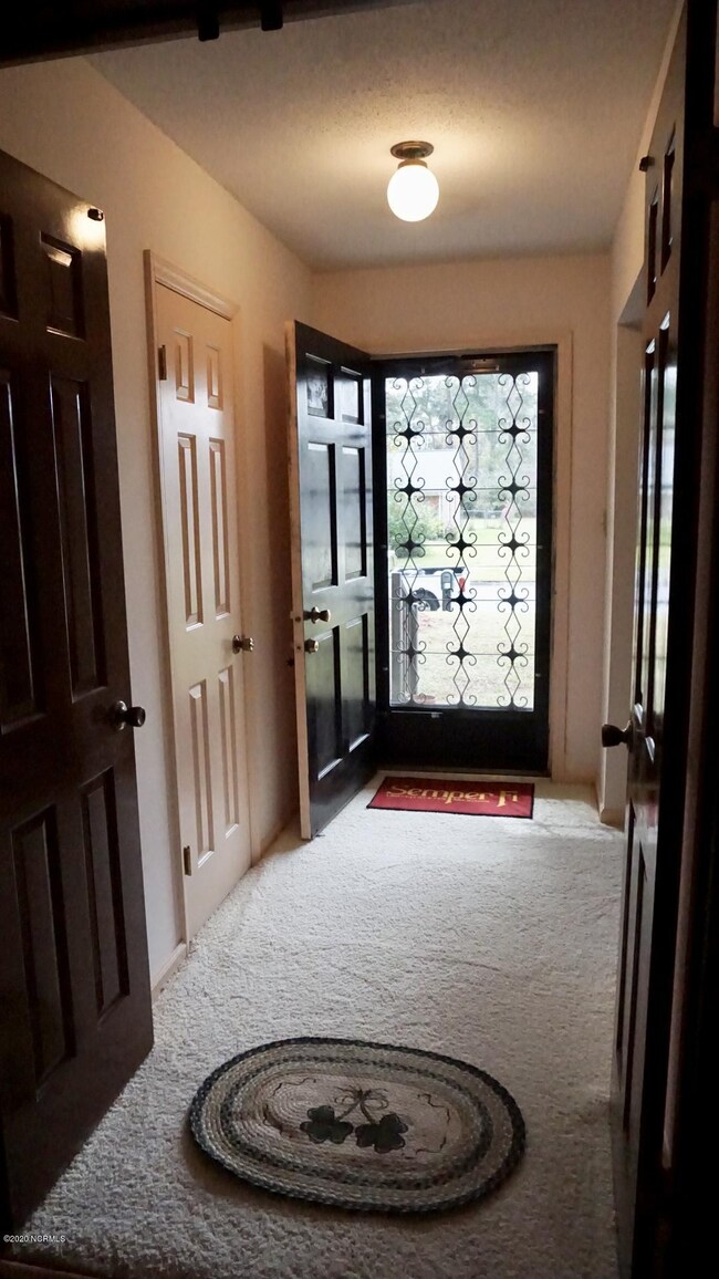 401 Greenbriar Dr, Jacksonville, NC 28546 - photo 2