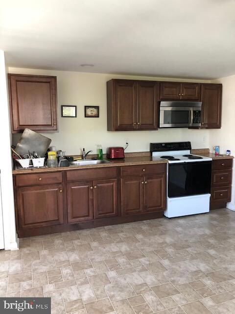 984 W Main St unit 2, New Holland, PA 17557 - photo 4