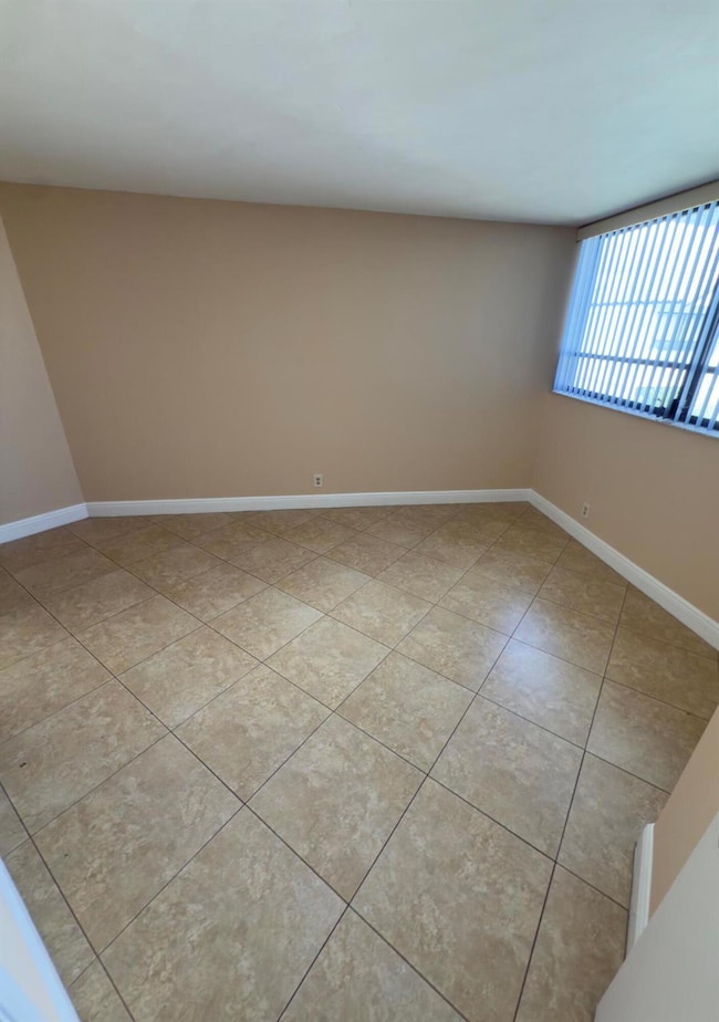 Presidential Golfview unit 4010, West Palm Beach, FL 33401 - photo 5