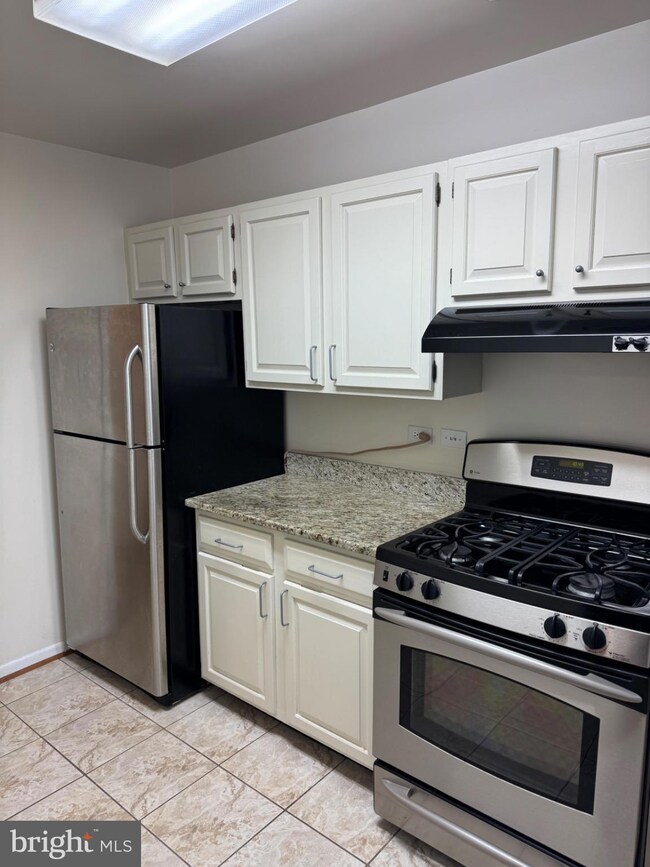 10524 Weymouth St unit 1, Bethesda, MD 20814 - photo 2
