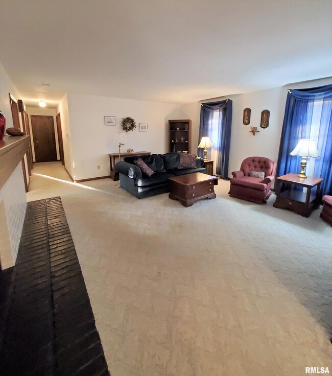 225 Crestwood Dr, Lincoln, IL 62656 - photo 5