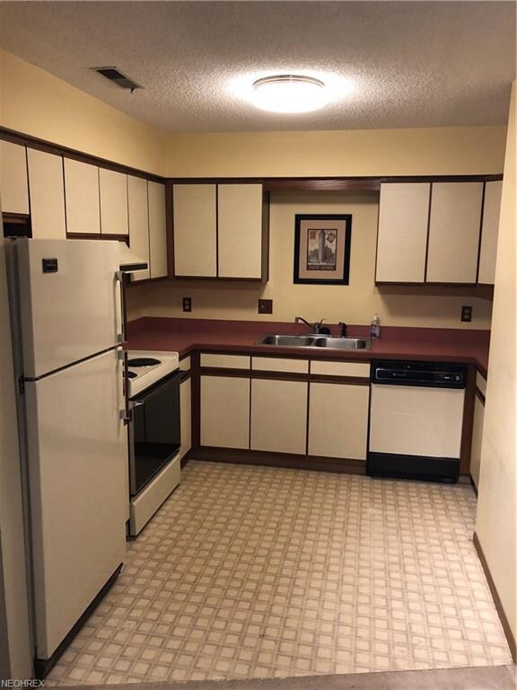 181 Maplewood Dr unit 2, Cortland, OH 44410 - photo 2