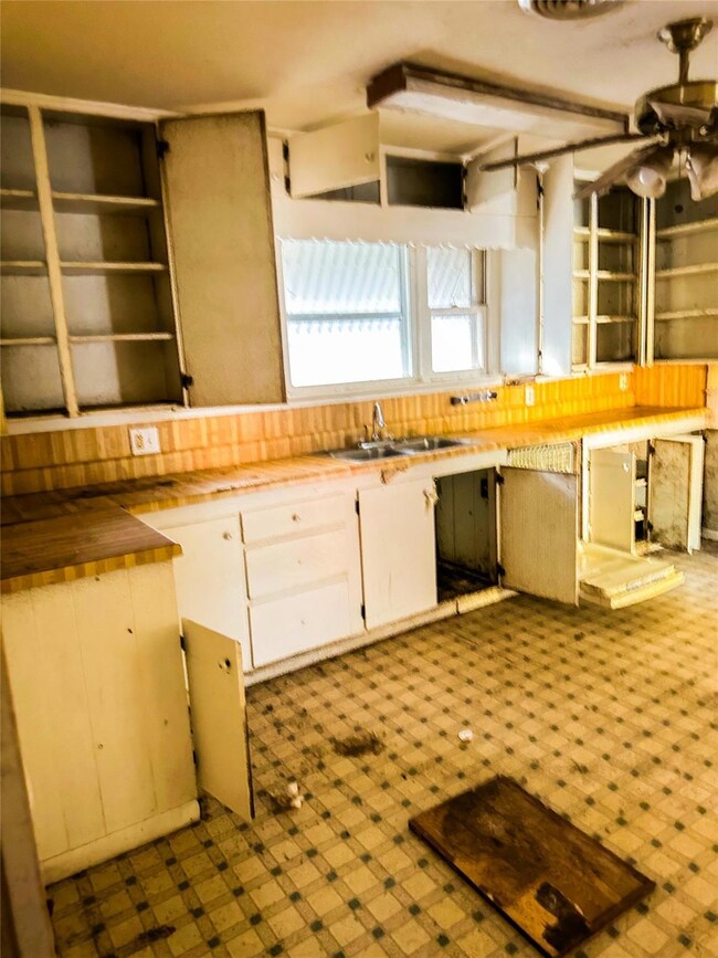 1103 N Howeth St, Gainesville, TX 76240 - photo 5