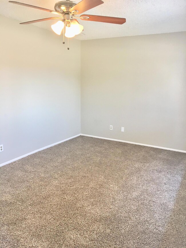 FAMILY ROOM (2)