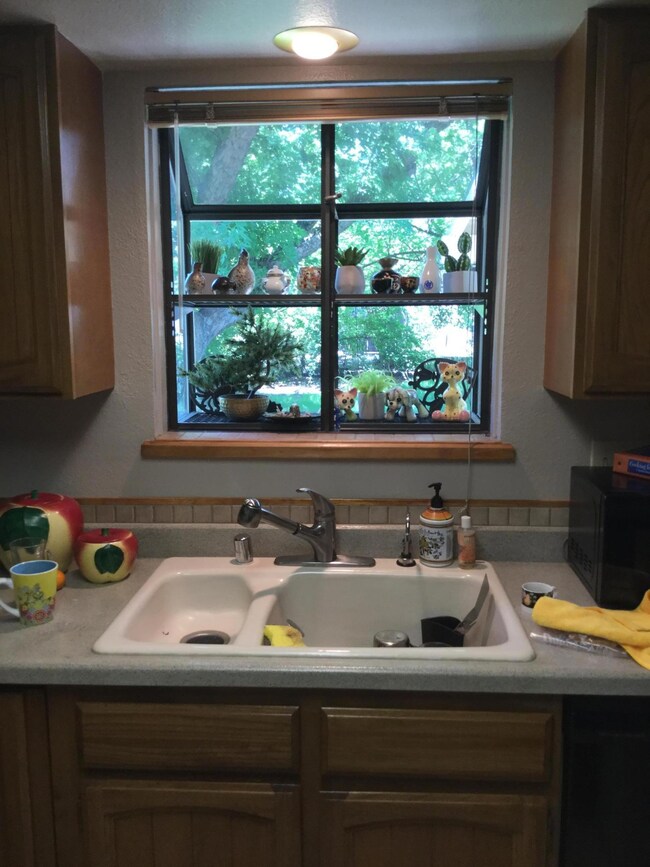 1273 Hawthorne Ave, Redding, CA 96002 - photo 6