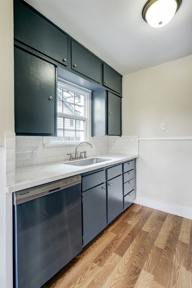 210 Caplin St, Houston, TX 77022 - photo 4