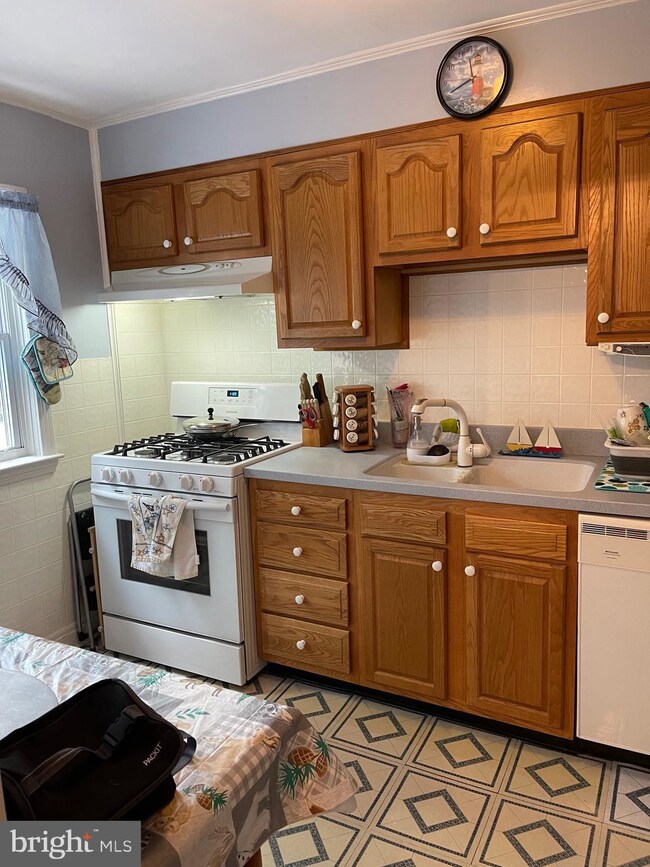 8673 Oak Rd, Parkville, MD 21234 - photo 4