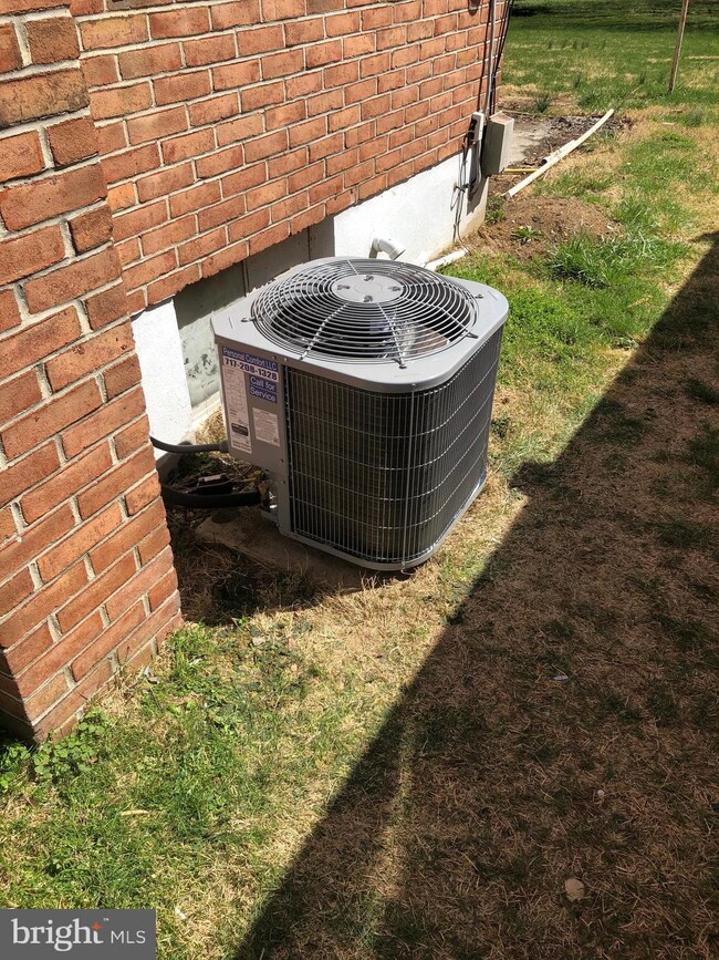 332 Roosevelt Ave, Reading, PA 19605 - photo 5