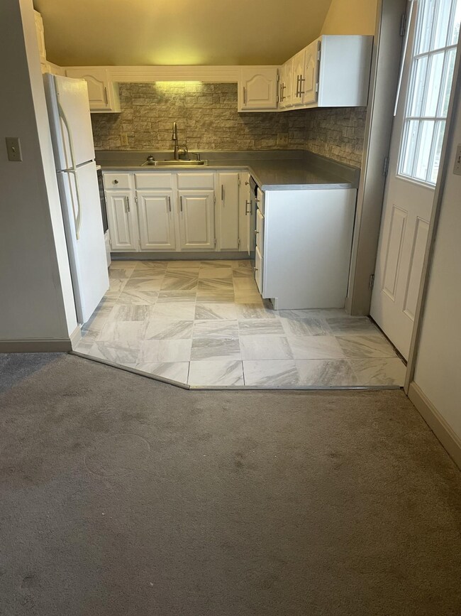 32 Squamscott Rd unit 5, Stratham, NH 03885 - photo 4