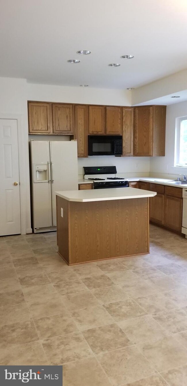 2009 Mcnamera Ct, Woodbridge, VA 22191 - photo 3