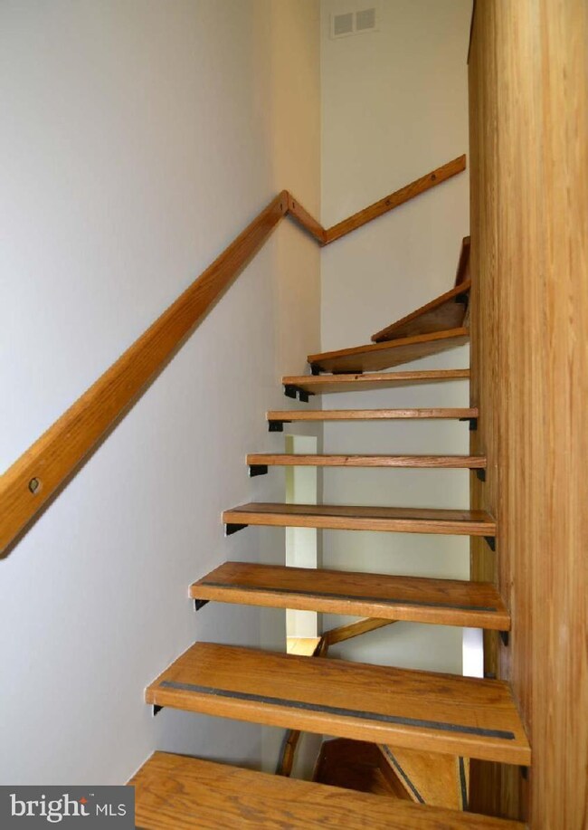 11591 Maple Ridge Rd, Reston, VA 20190 - photo 4