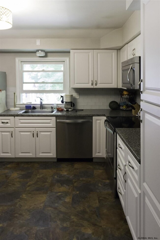 8 Evergreen Blvd, Schenectady, NY 12302 - photo 5