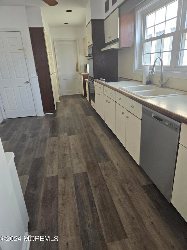 33 Reckless Place unit 1, Red Bank, NJ 07701 - photo 2