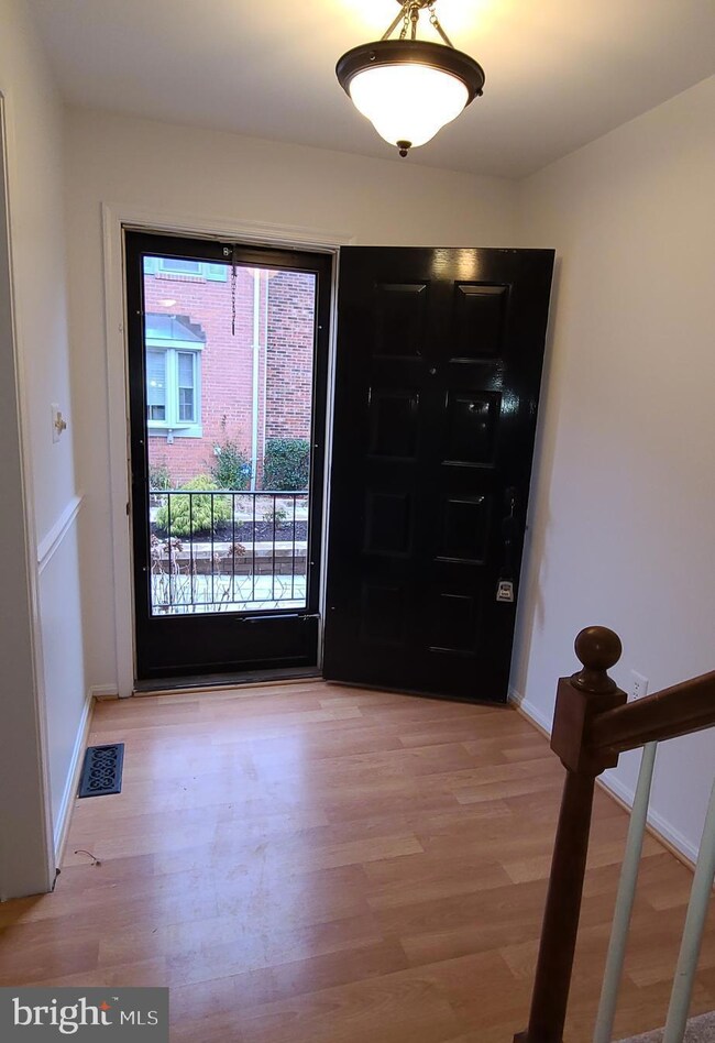 6052 Morgan Ct, Alexandria, VA 22312 - photo 3