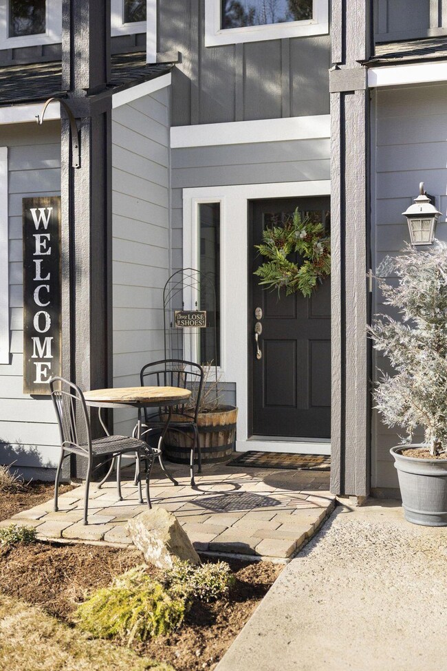 553 N Freemont St, Sisters, OR 97759 - photo 3