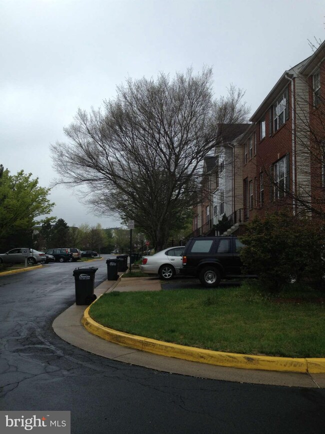 2513 James Madison Cir, Herndon, VA 20171 - photo 3