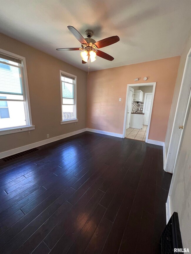 1621 W 7th St, Davenport, IA 52802 - photo 3