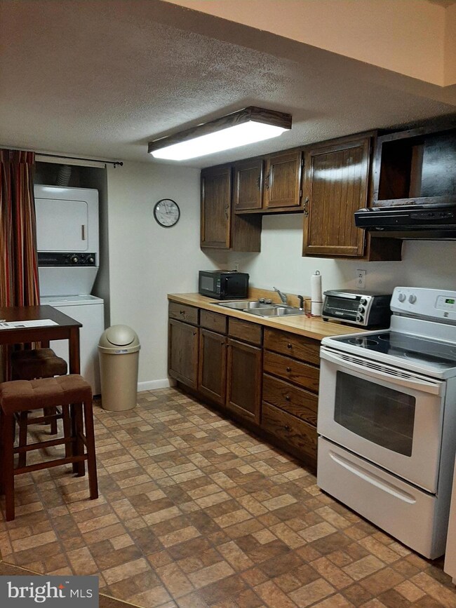 9410 Seven Courts Dr, Nottingham, MD 21236 - photo 6