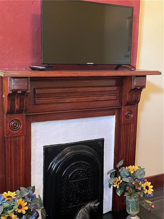 Original fireplaces: TV is included