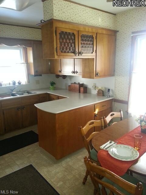 Charming kitchen offer dinette area, lots of cabin